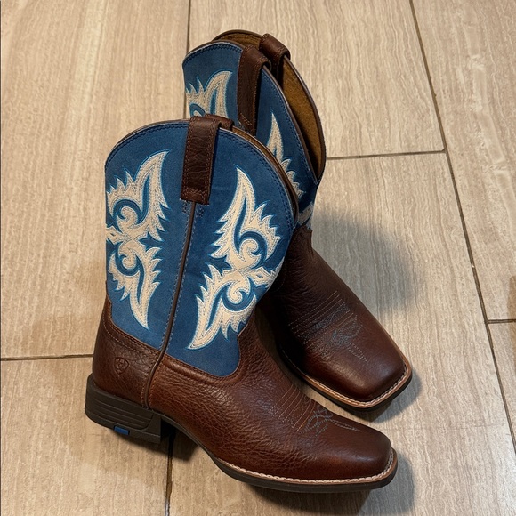 ARIAT Stylish Brown and Blue Western Boots